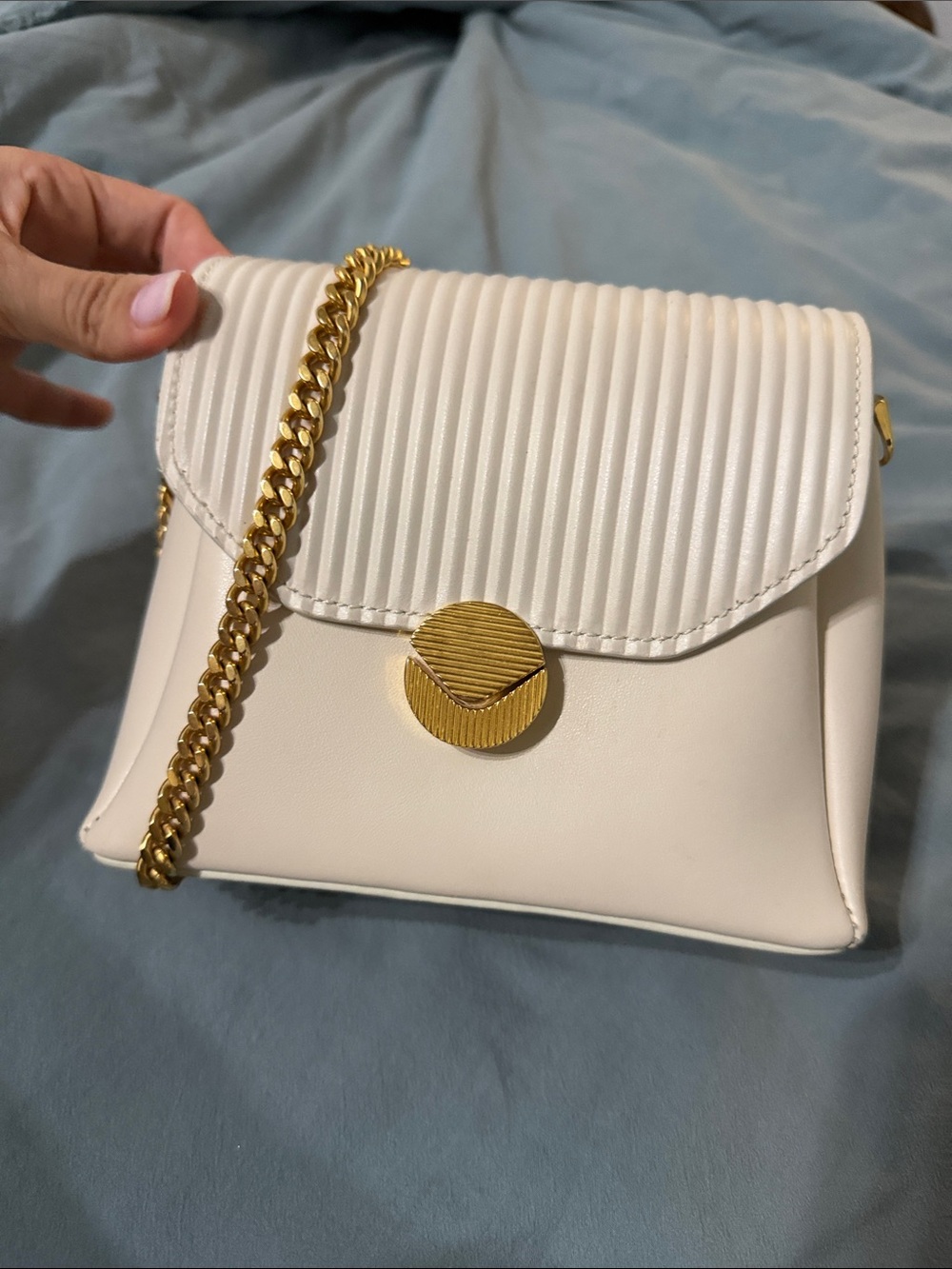 Elegant Cream Crossbody with Gold Chain and Textured Flap